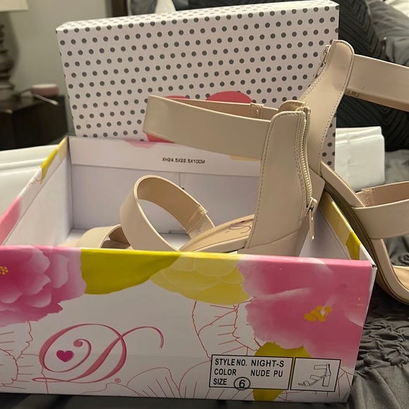 Dollhouse. NIB Nude pumps - Picture 3 of 5